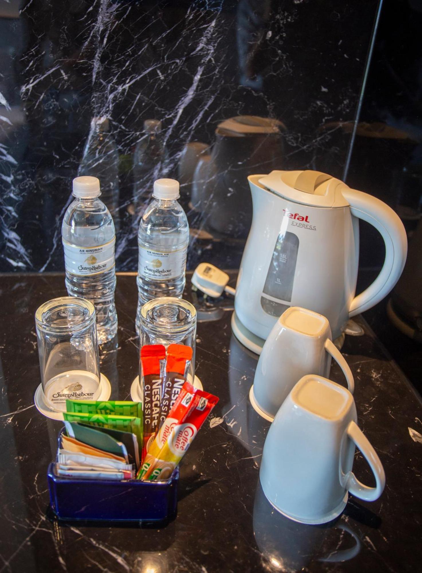 The Pacific Sutera Hotel Kota Kinabalu Exterior foto A kettle with bottled water and coffee