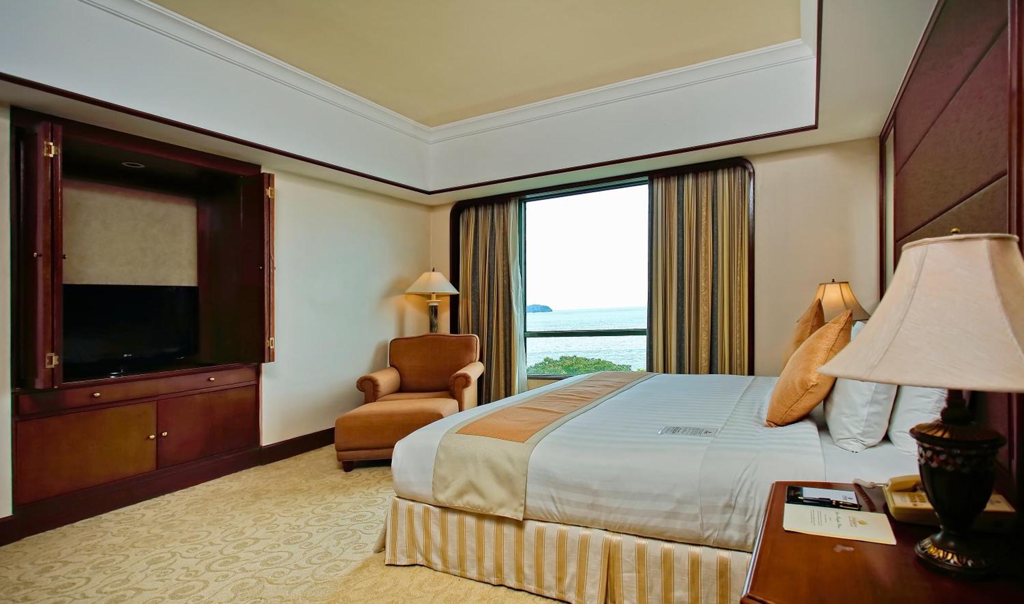 The Pacific Sutera Hotel Kota Kinabalu Exterior foto A bedroom at the Shangri-La Hotel, Kuala Lumpur